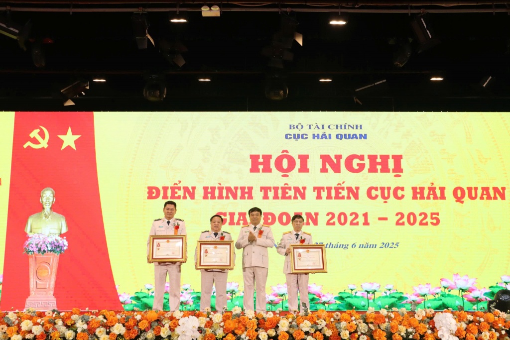 Nhiều tập thể, cá nhân ngành Hải quan bền bỉ phấn đấu hoàn thành xuất sắc nhiệm vụ