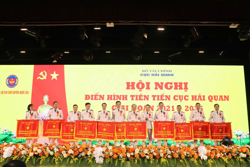 Nhiều tập thể, cá nhân ngành Hải quan bền bỉ phấn đấu hoàn thành xuất sắc nhiệm vụ
