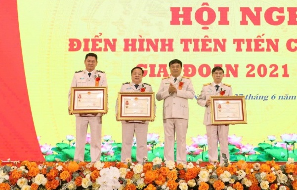Nhiều tập thể, cá nhân ngành Hải quan bền bỉ phấn đấu hoàn thành xuất sắc nhiệm vụ