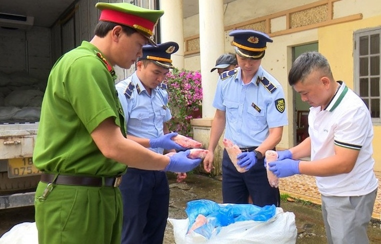 Lạng Sơn: Thu giữ gần 1 tấn chân giò lợn đang phân hủy