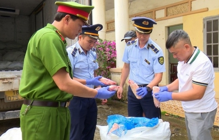 Lạng Sơn: Thu giữ gần 1 tấn chân giò lợn đang phân hủy
