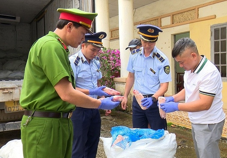 Lực lượng chức năng kiểm đếm hàng hóa vi phạm. Ảnh: QLTT cung cấp.