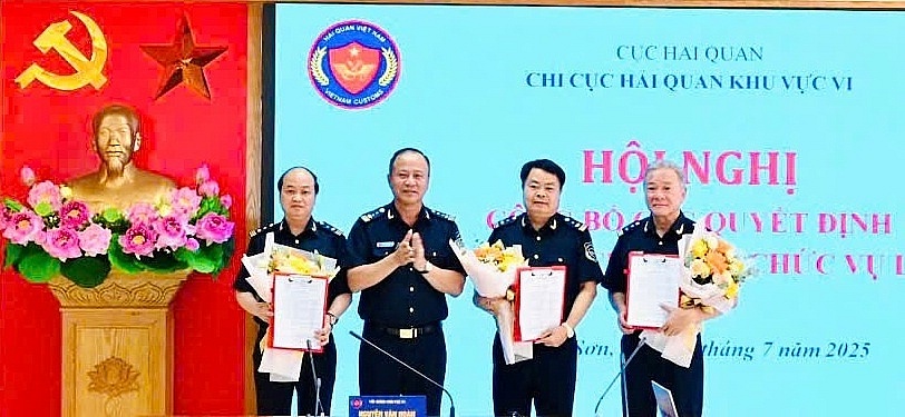 Chi cục trưởng Nguyễn Văn Hoàn trao quyết định và tặng hoa chúc mừng 3 Phó Chi cục trưởng. Ảnh: Mai Loan
