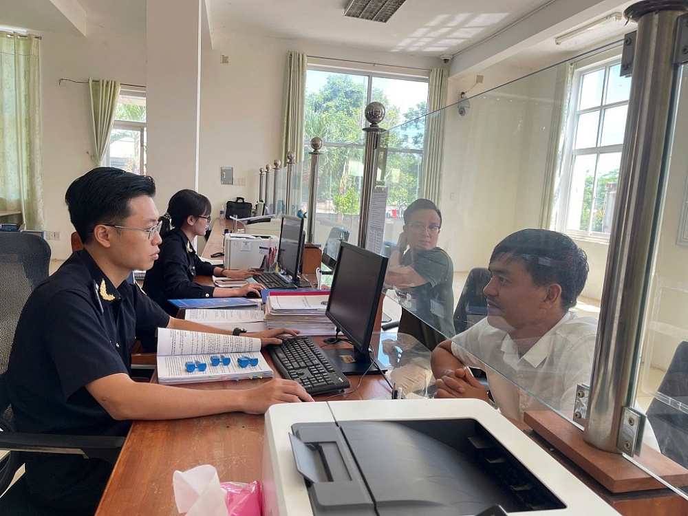 Công chức Hải quan cửa khẩu quốc tế Lệ Thanh hướng dẫn DN làm thủ tục đối với hàng hóa XNK.