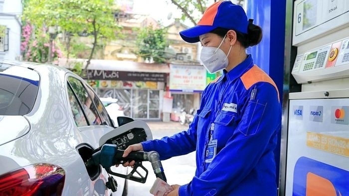 Xăng RON95-III tiếp tục giảm 1.210 đồng/lít, giá tối đa 19.906 đồng/lít