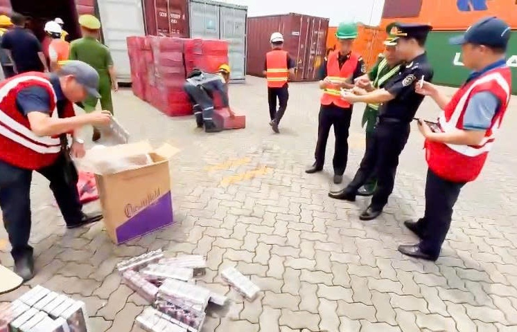 Bài 3: Hàng trăm nghìn bao thuốc lá lậu trong “vỏ bọc” bồn cầu, ghế sofa