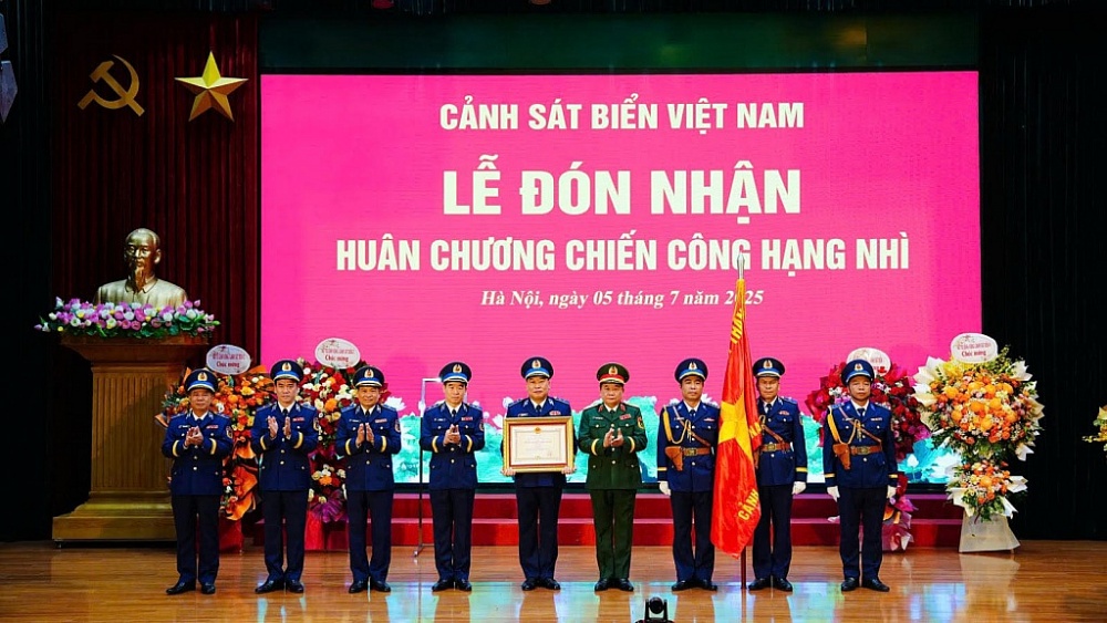 Thượng tướng Hoàng Xuân Chiến, Ủy viên Trung ương Đảng, Ủy viên Thường vụ Quân ủy Trung ương, Thứ trưởng Bộ Quốc phòng đã trao Huân chương Chiến công hạng Nhì cho BTL Cảnh sát biển Việt Nam. Ảnh: Đức Tĩnh