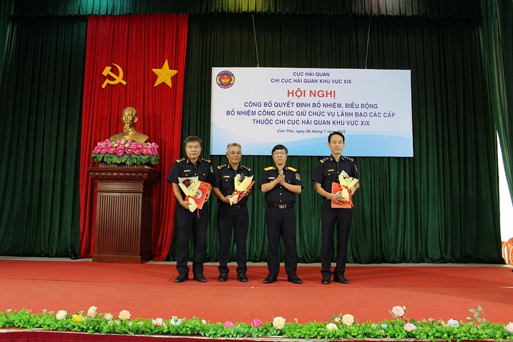 Phó Cục trưởng Lưu Mạnh Tưởng trao quyết định và tặng hoa chúc mừng các Phó Chi cục trưởng. Ảnh: Văn Hiền
