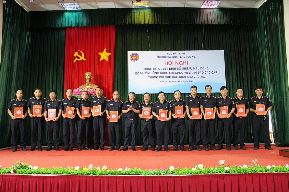 Chi cục trưởng Chi cục Hải quan khu vực XIX Vũ Anh trao quyết định cho Trưởng phòng, Đội trưởng và tương đương. Ảnh: Văn Hiền.