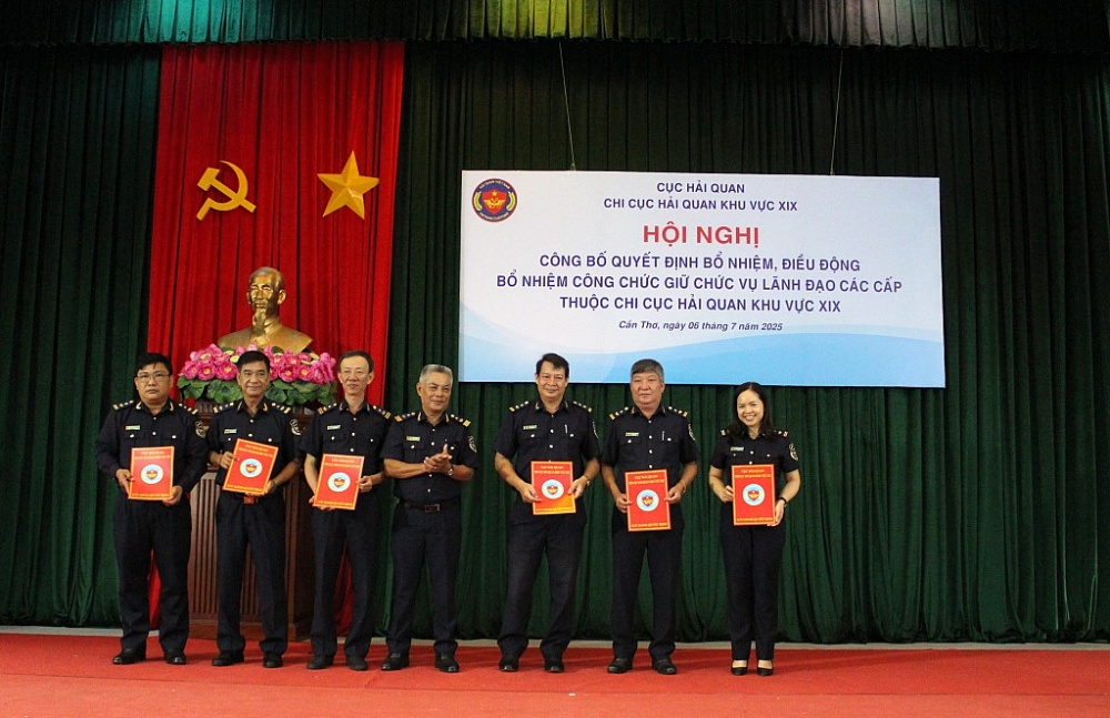 Phó Chi cục trưởng Chi cục Hải quan khu vực XIX Cao Văn Miên trao quyết định cho Phó trưởng phòng, Phó đội trưởng và tương đương. Ảnh: Văn Hiền.