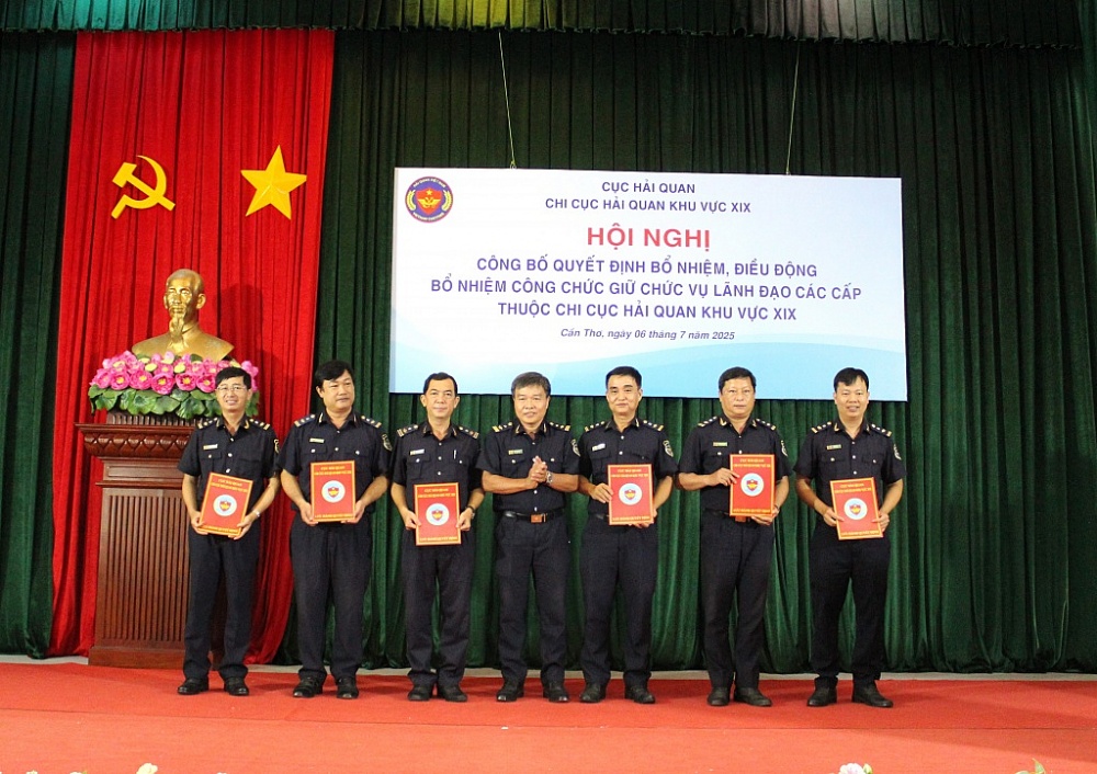 Phó Chi cục trưởng Chi cục Hải quan khu vực XIX Lê Xuân Thắng trao quyết định cho Phó trưởng phòng, Phó đội trưởng và tương đương. Ảnh: Văn Hiền.