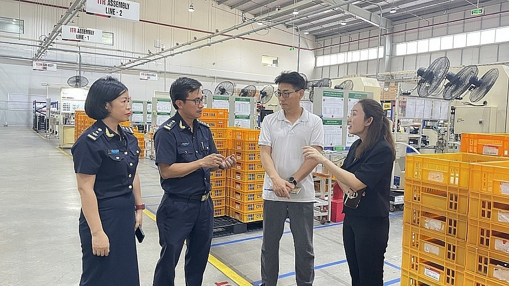 Lãnh đạo Hải quan cửa khẩu cảng Kỳ Hà (thuộc Chi cục Hải quan khu vực XII) nắm bắt tình hình hoạt động của doanh nghiệp. Ảnh: N.Linh