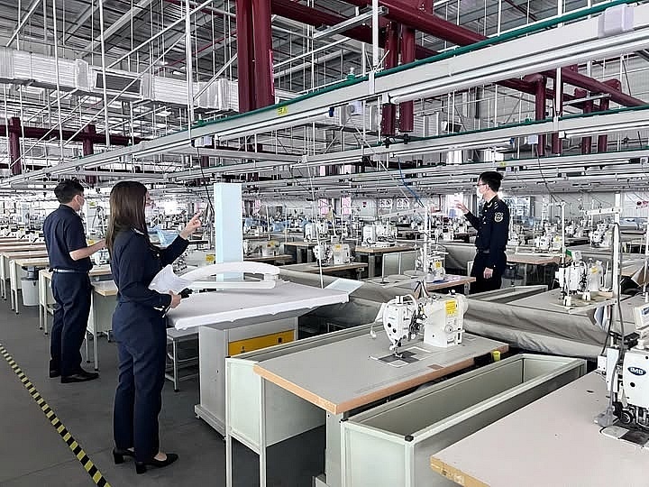 đoàn kiểm tra thuộc Hải quan cửa khẩu quốc tế Móng Cái đã thực hiện kiểm tra, đánh giá toàn diện tại cơ sở sản xuất 