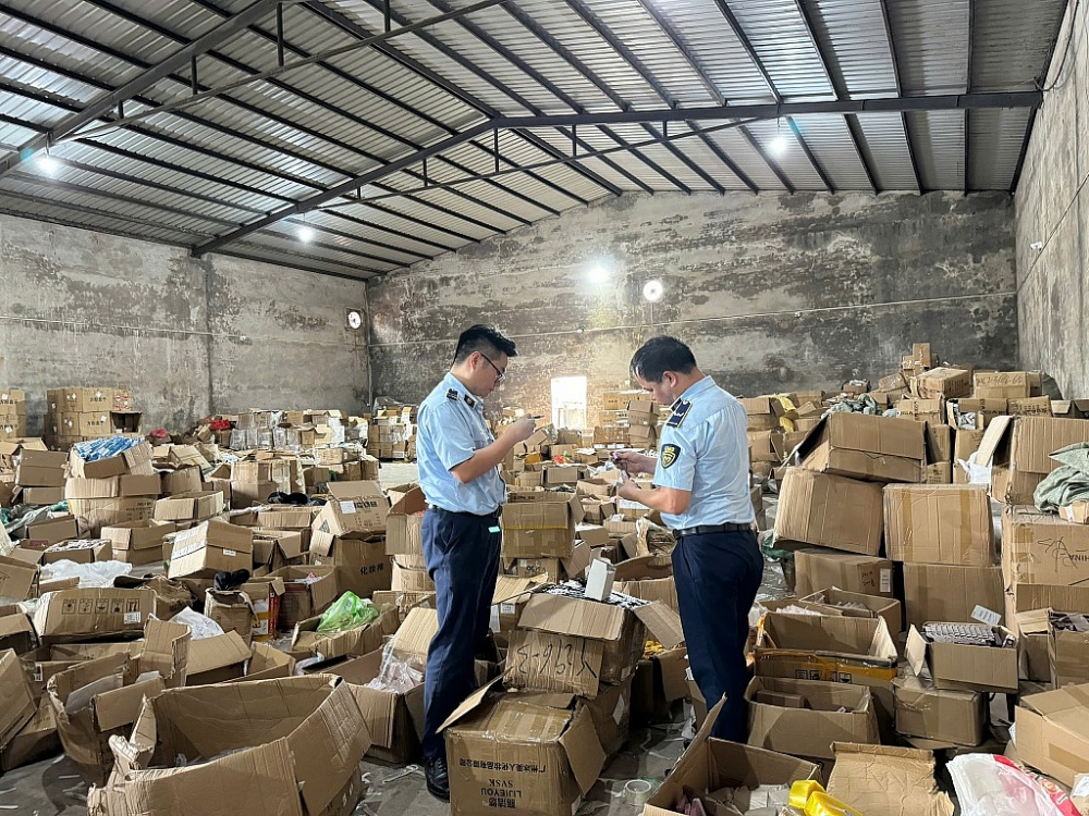 Lực lượng QLTT kiểm tra kho chứa hàng.