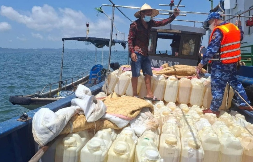Vùng Cảnh sát biển 1 tạm giữ 4.000 lít xăng không rõ nguồn gốc