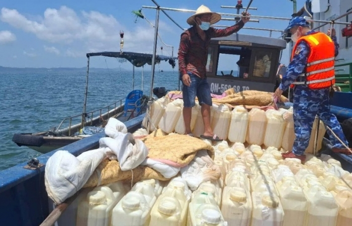 Vùng Cảnh sát biển 1 tạm giữ 4.000 lít xăng không rõ nguồn gốc