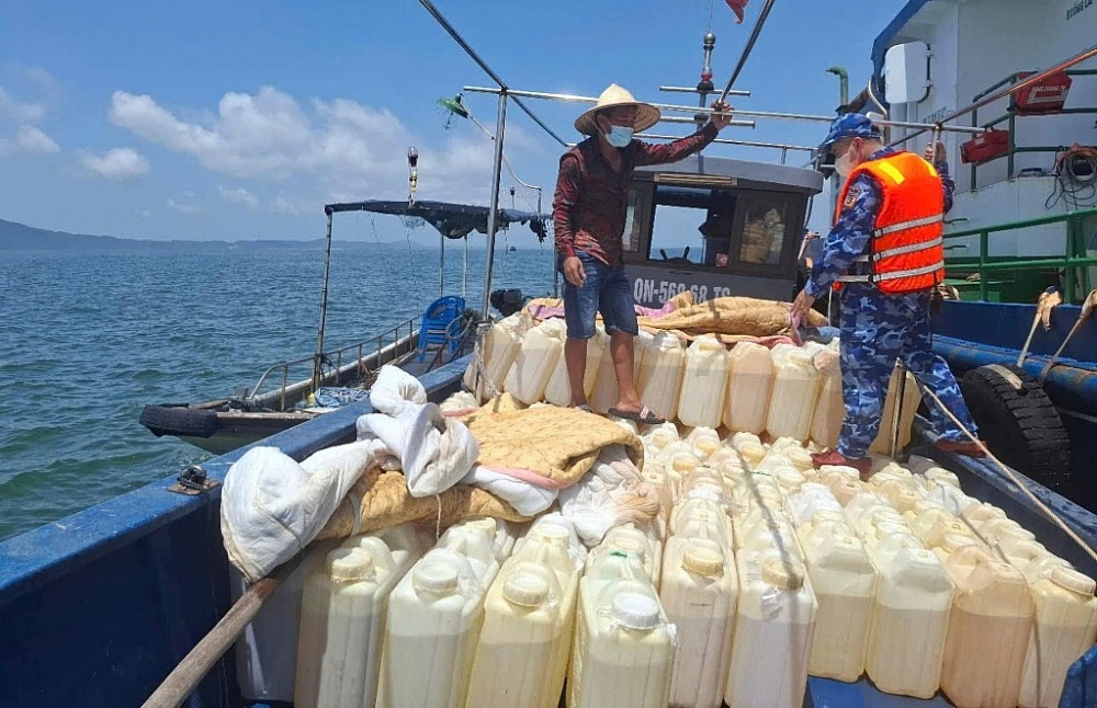 Lực lượng chức năng kiểm tra tang vật.