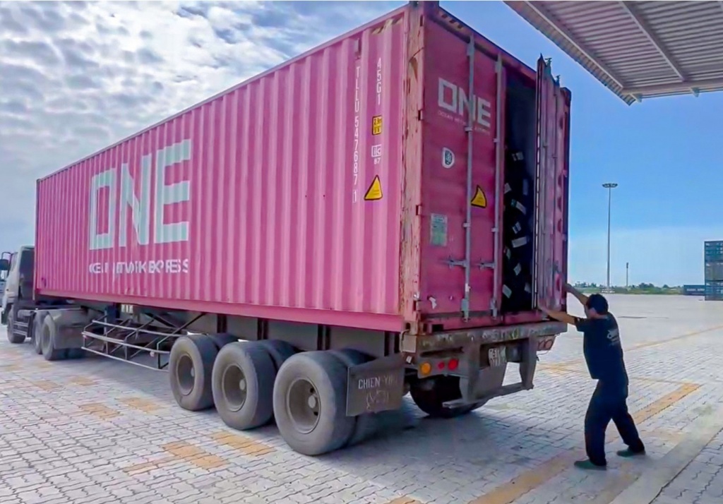 Cảng cạn Tân Cảng Mộc Bài đón container thông quan đầu tiên