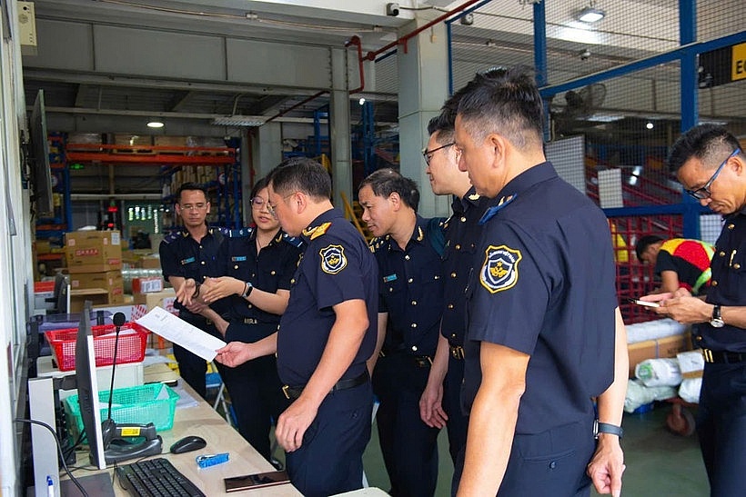 Phó Cục trưởng Trần Đức Hùng kiểm tra công tác XNK hàng hóa chuyển phát nhanh. Ảnh: CHQ