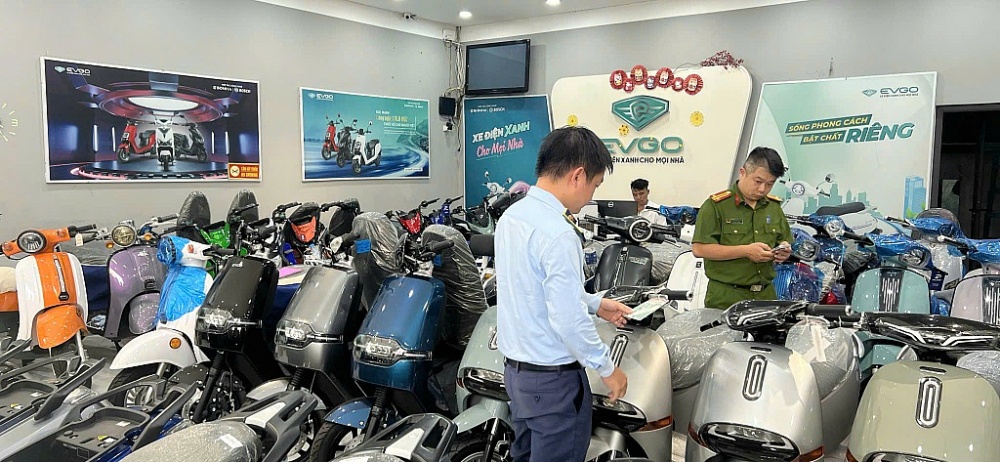 Lực lượng chức năng tổ chức kiểm tra cơ sở vi phạm.