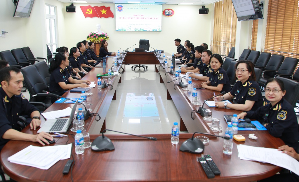 Chi cục Hải quan khu vực XX phổ biến 25 văn bản mới cho công chức