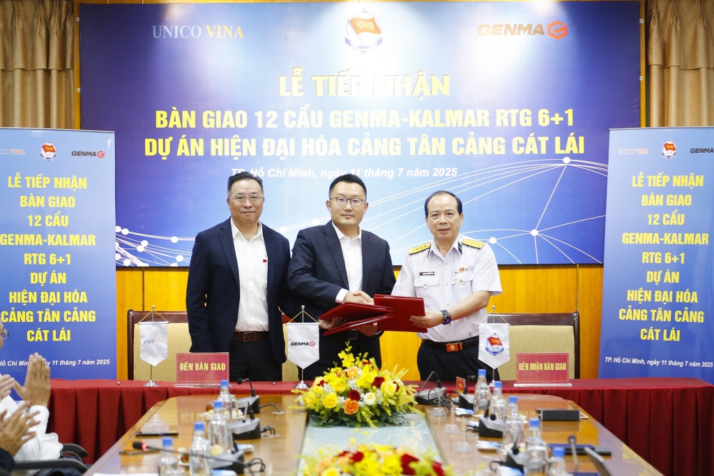 Tân Cảng Sài Gòn tiếp nhận 12 cẩu khung có kỹ thuật cao nhất