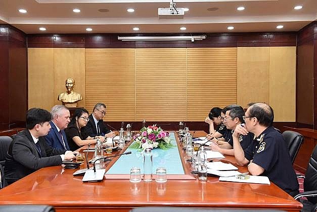 Phó Cục trưởng Cục Hải quan Âu Anh Tuấn làm việc với đoàn công tác của Tập đoàn UPS. Ảnh: CHQ