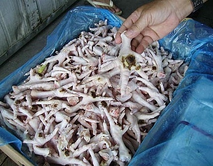 Chân gà đông lạnh có dấu hiệu chảy nước.