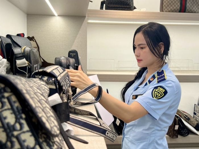 Nhiều cơ sở bị xử phạt vì bày bán hàng giả mạo nhãn hiệu