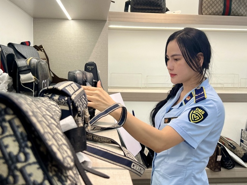 Nhiều cơ sở bị xử phạt vì bày bán hàng giả mạo nhãn hiệu