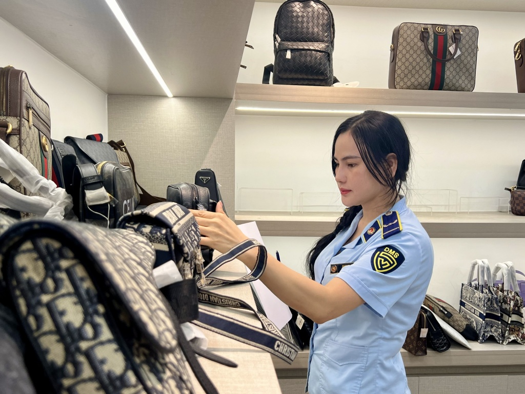 Nhiều cơ sở bị xử phạt vì bày bán hàng giả mạo nhãn hiệu