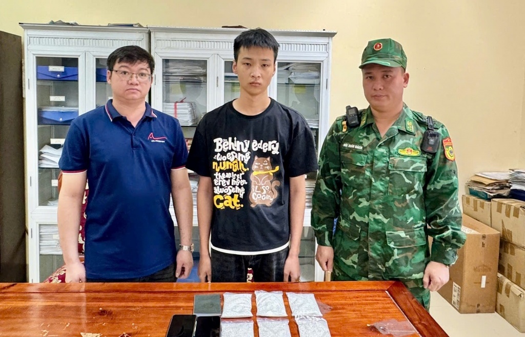 Bắt đối tượng vận chuyển trái phép 6kg bạc không khai báo hải quan