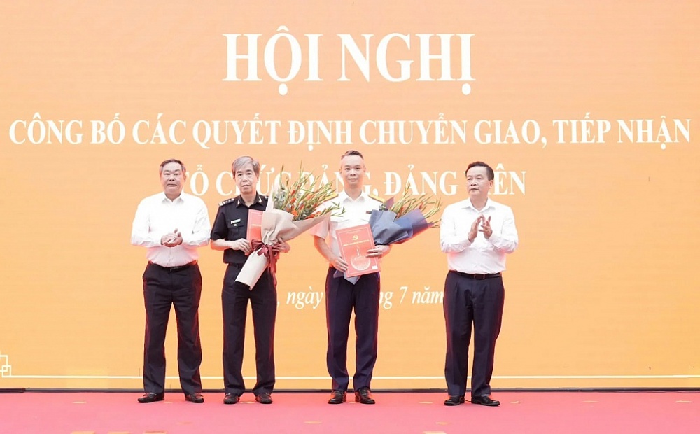 Ông Lê Hồng Sơn, Phó Chủ tịch thường trực UBND TP Hà Nội và ông Lê Trung Kiên, Phó Trưởng Ban Tổ chức Thành ủy Hà Nội tặng hoa và trao quyết định chuyển giao, tiếp nhận Đảng bộ Cục Thuế, Cục Hải quan Hà Nội (cũ) trực thuộc Thành ủy Hà Nội về trực thuộc Đảng ủy UBND TP Hà Nội.