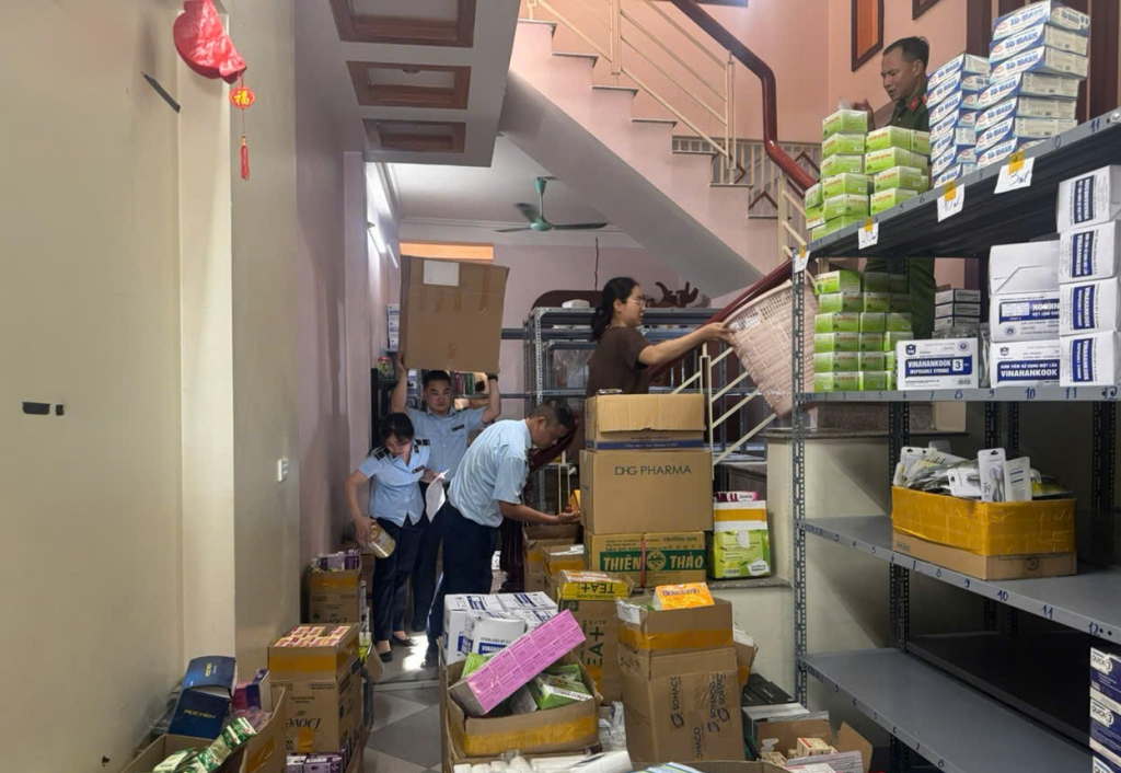 Lực lượng chức năng kiểm tra hàng hoá vi phạm.