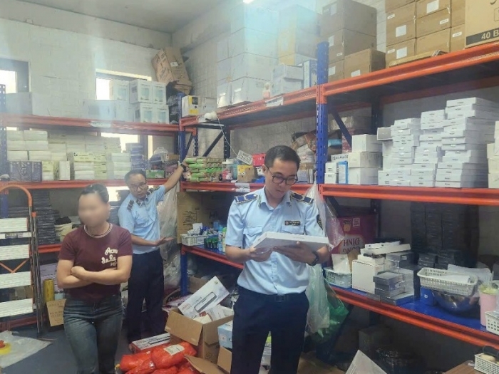 Phát hiện một cơ sở kinh doanh hàng trăm loại sản phẩm không rõ nguồn gốc tại Hà Nội