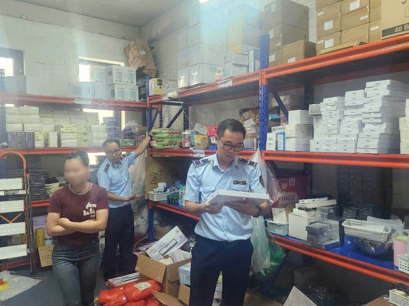 Phát hiện một cơ sở kinh doanh hàng trăm loại sản phẩm không rõ nguồn gốc tại Hà Nội