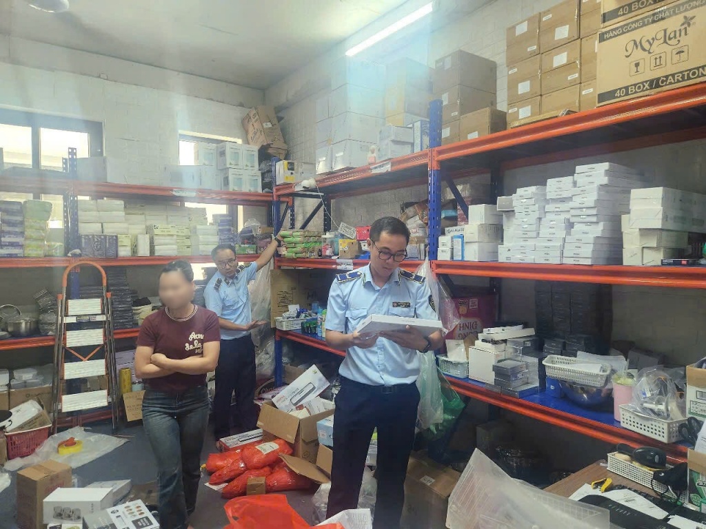 Phát hiện một cơ sở kinh doanh hàng trăm loại sản phẩm không rõ nguồn gốc tại Hà Nội