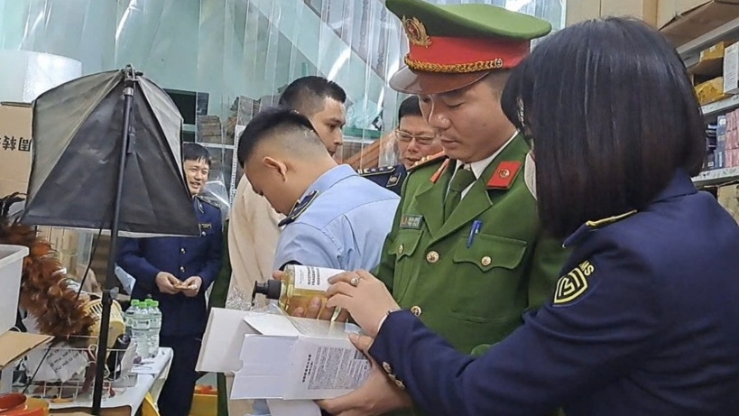 Khởi tố vụ buôn bán điện thoại giả mạo nhãn hiệu iPhone qua mạng