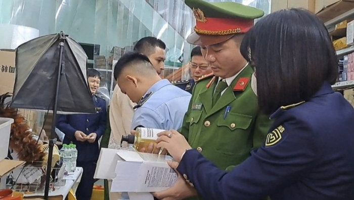 Khởi tố vụ buôn bán điện thoại giả mạo nhãn hiệu iPhone qua mạng
