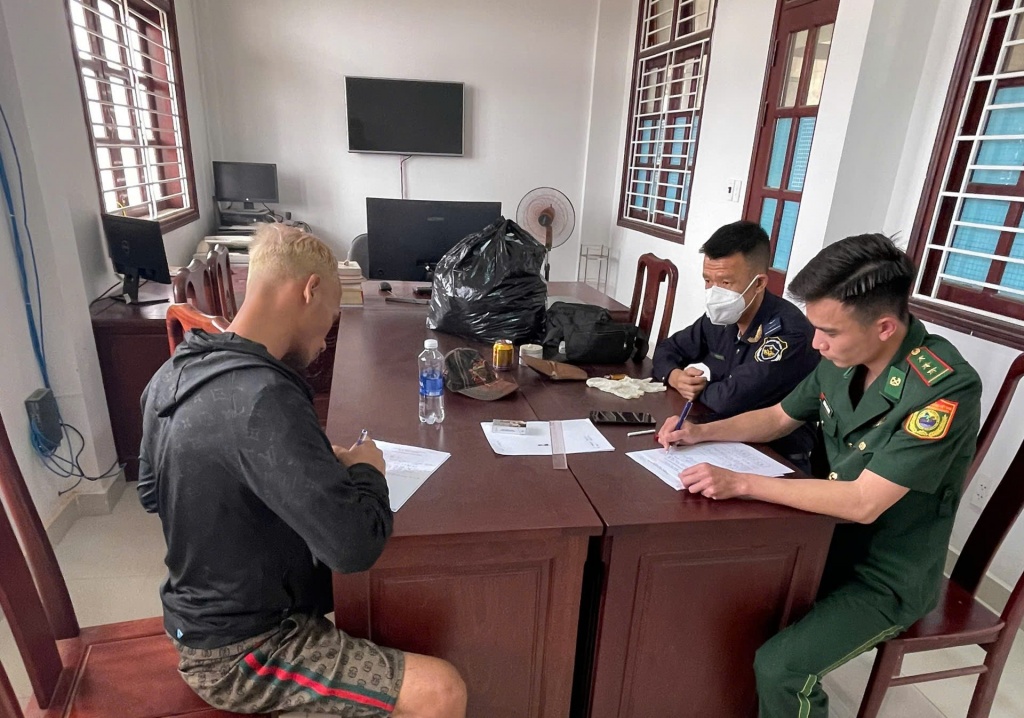 Các lực lượng Hải quan và Biên phòng cửa khẩu quốc tế Nam Giang phối hợp bắt đối tượng vận chuyển ma tuý trong tháng 6/2025.