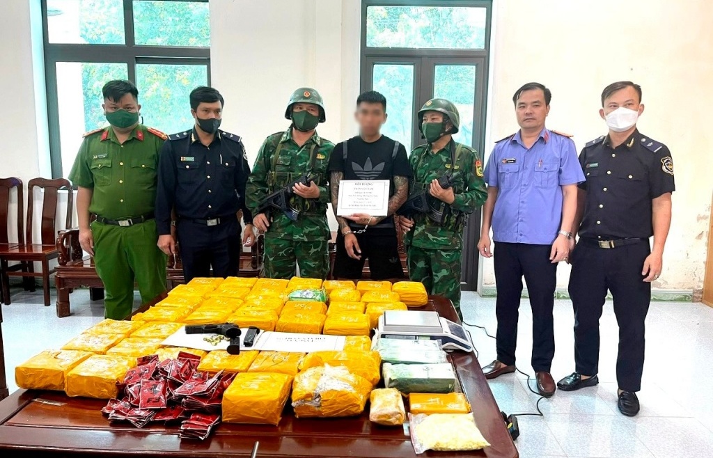 Hà Tĩnh: Bắt giữ đối tượng vận chuyển 45 kg ma túy và 1 khẩu súng quân dụng