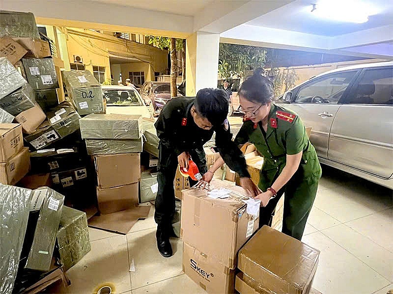 Khởi tố 14 đối tượng trong đường dây mua bán thuốc lá điện tử