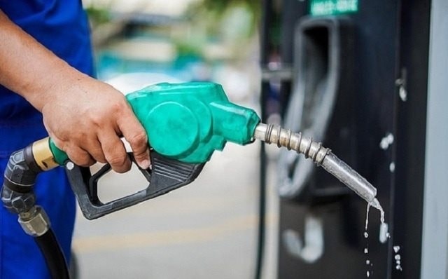 Giá xăng rời xa mốc 20.000 đồng, giá dầu tăng