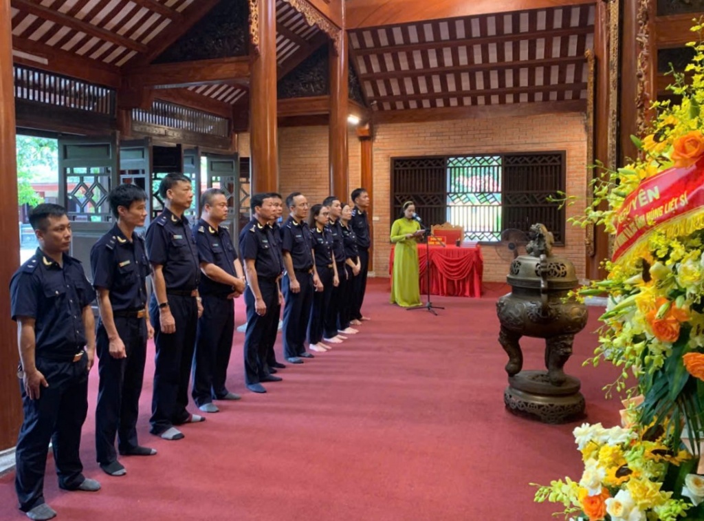 Đoàn công tác của Hải quan Thái Nguyên đã đến dâng hoa, dâng hương tại 