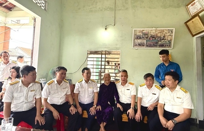 Thuế TP Hà Nội thăm và tặng quà mẹ Việt Nam Anh hùng Đặng Thị Hường