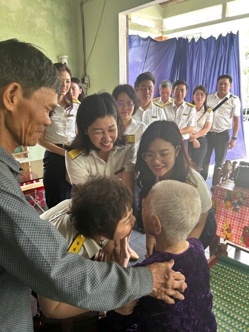 Thuế TP Hà Nội thăm mẹ Việt Nam anh hùng Đặng Thị Hường