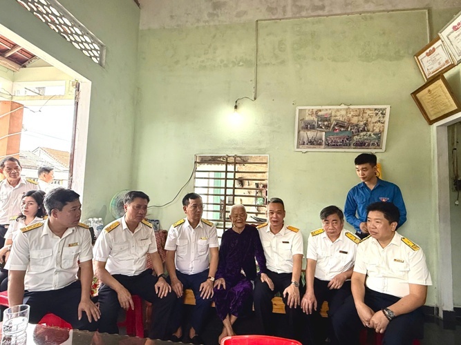 Thuế TP Hà Nội thăm mẹ Việt Nam anh hùng Đặng Thị Hường