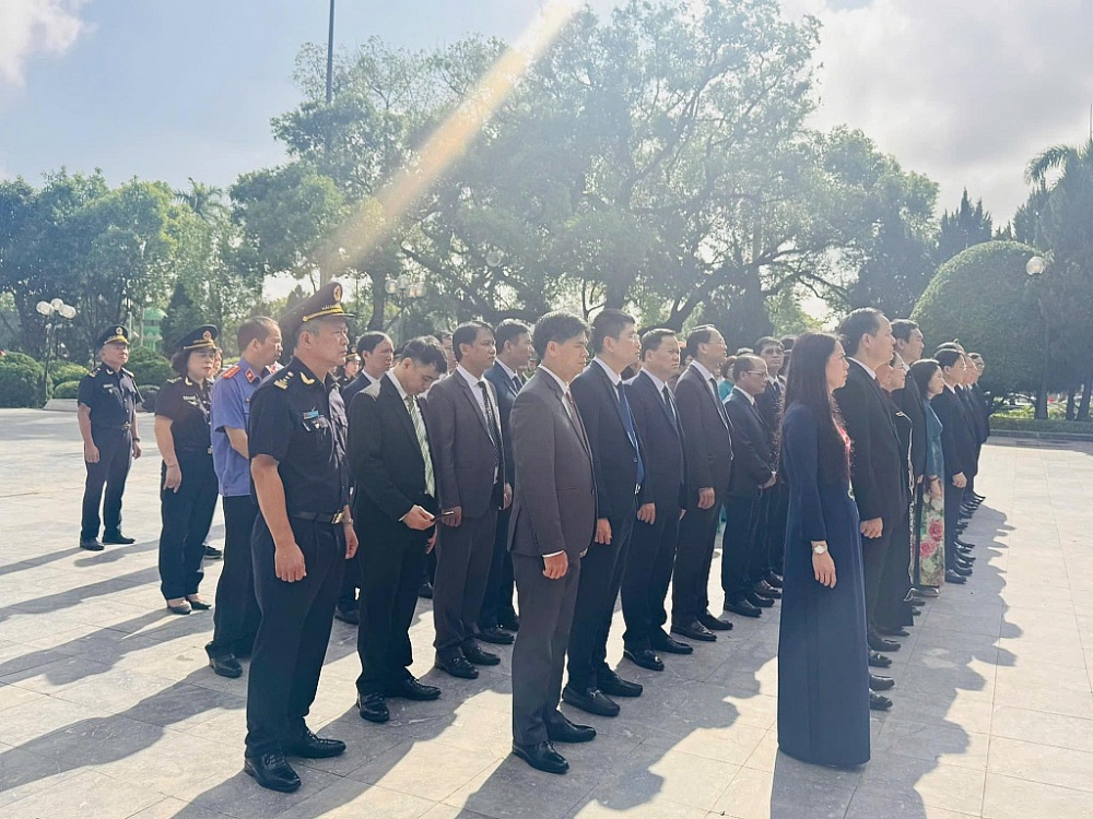 Lãnh đạo Chi cục Hải quan khu vực VI tháp tùng Đoàn Lãnh đạo tỉnh Lạng Sơn dâng hương tại tượng đài Đồng chí Hoàng Văn Thụ.