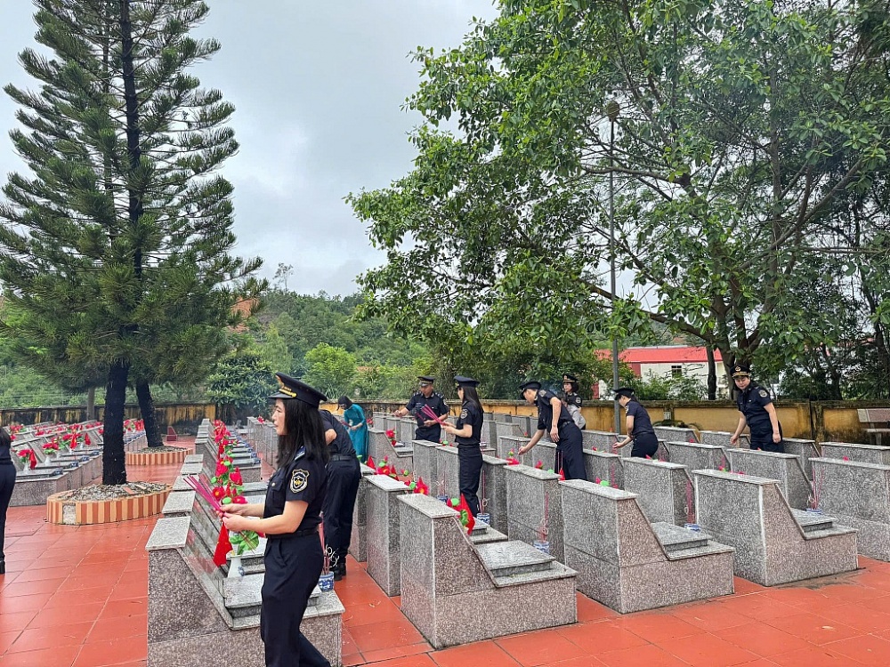 Đoàn cán bộ công chức Chi cục Hải quan khu vực VI thắp hương tưởng niệm tại Nghĩa trang liệt sỹ thành phố Lạng Sơn