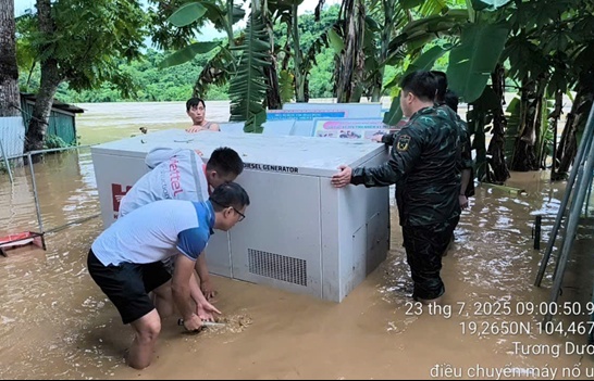 Viettel cộng tài khoản, tiếp sức người dân Nghệ An giữ liên lạc vùng lũ